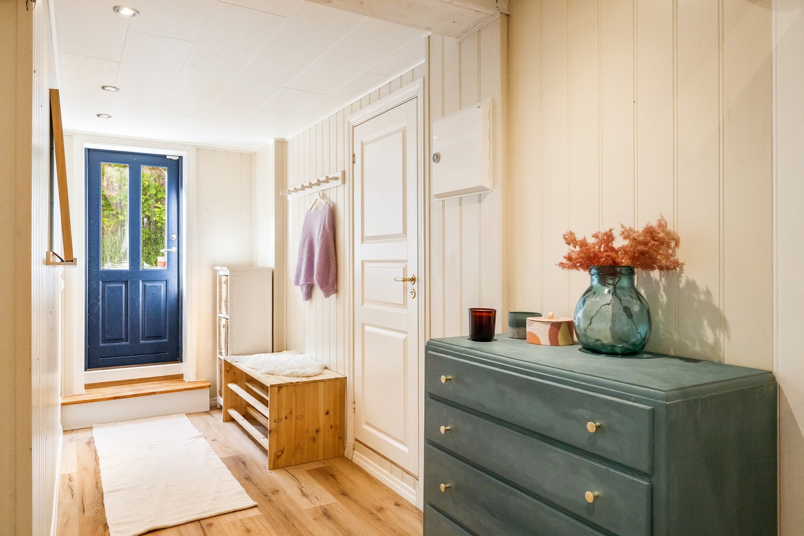 Lyst og pent inngangsparti med god plass til oppbevaring av sko og yttertøy Galleribilde