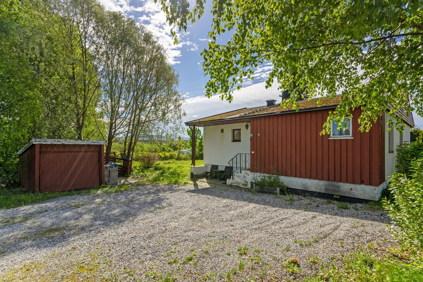Velkommen til Askenga 2, en flott mulighet for kjøpere som ønsker å sette sitt eget preg på boligen og skape et hjem tilpasset egne behov og ønsker. Galleribilde