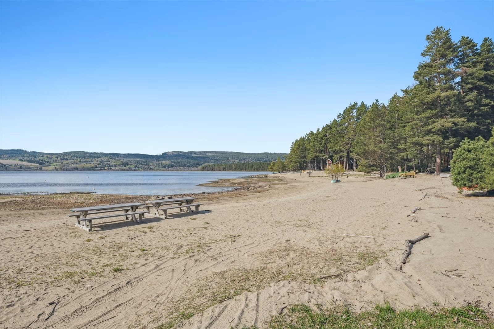 Opplev idylliske Røsholmstranda, en av områdets mest populære strandperler! Nyt solfylte dager, vakre sandstrender og krystallklart vann. Perfekt for bading, piknik og avslapning. Et paradis for hele familien! Galleribilde