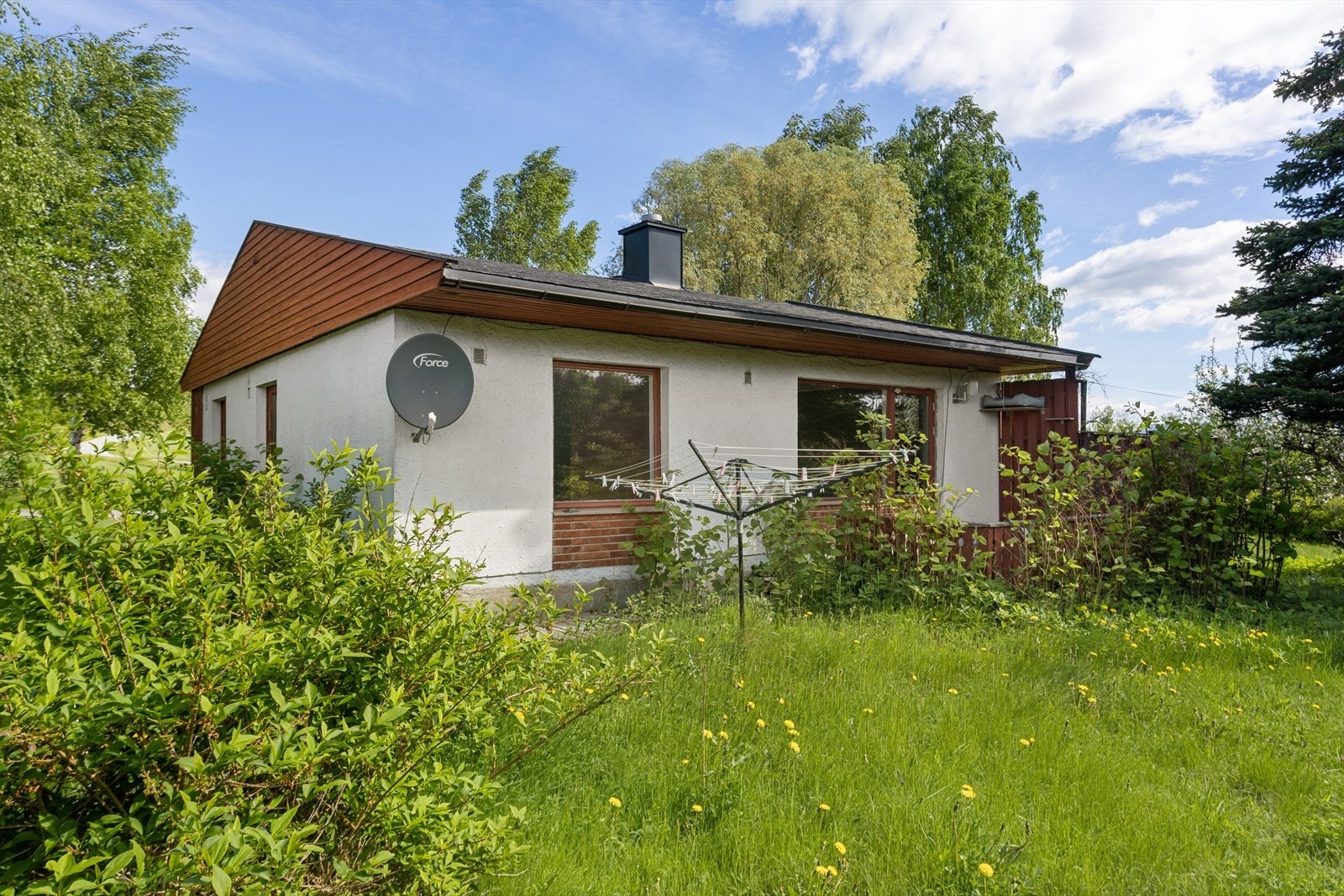Eiendommen har en relativt flat tomt på ca 1 234 m². Tomten er opparbeidet med plen og beplantning. Galleribilde