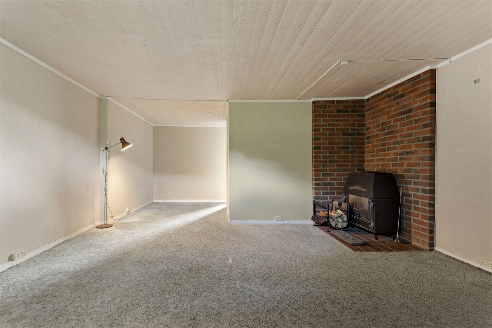Kjellerstue. I kjelleren er det betong på gulv, vegger består hovedsakelig av betong/ mur (lettklinker/ grunnmur). Etasjeskille i betong. Galleribilde