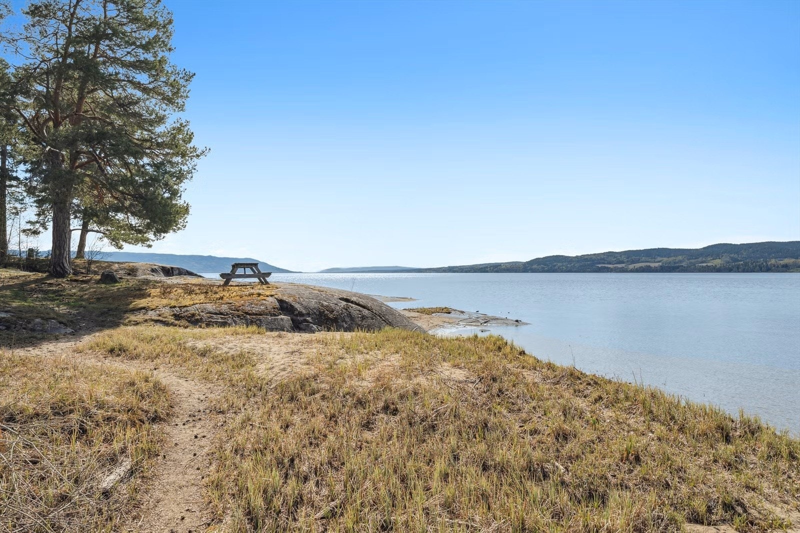 Området rundt Holleia byr på fantastiske turmuligheter, enten du foretrekker jakt, fiske, bading, eller å plukke skogsbær og sopp. Ca. 3,7 km til vakre Røsholmstranda Galleribilde