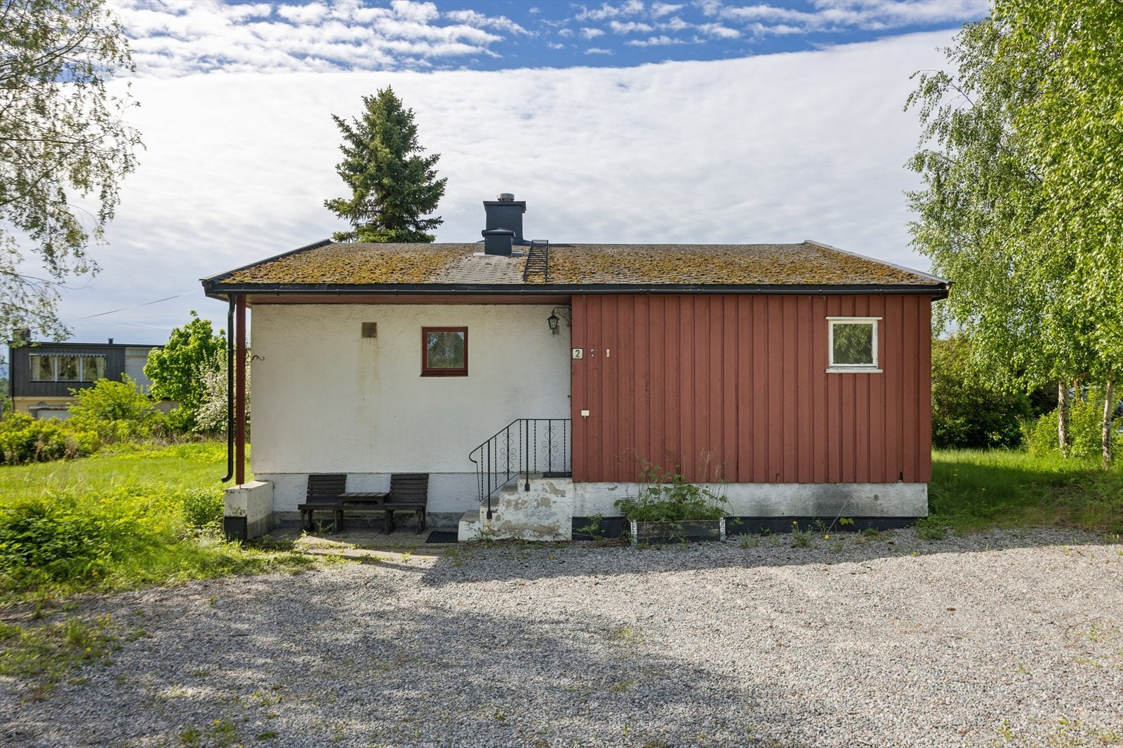 Boligen fremstår som et renoveringsobjekt med behov for omfattende oppgraderinger og modernisering. Eiendommen bærer preg av manglende vedlikehold over tid, og flere bygningsdeler og overflater har nådd forventet levetid. Galleribilde