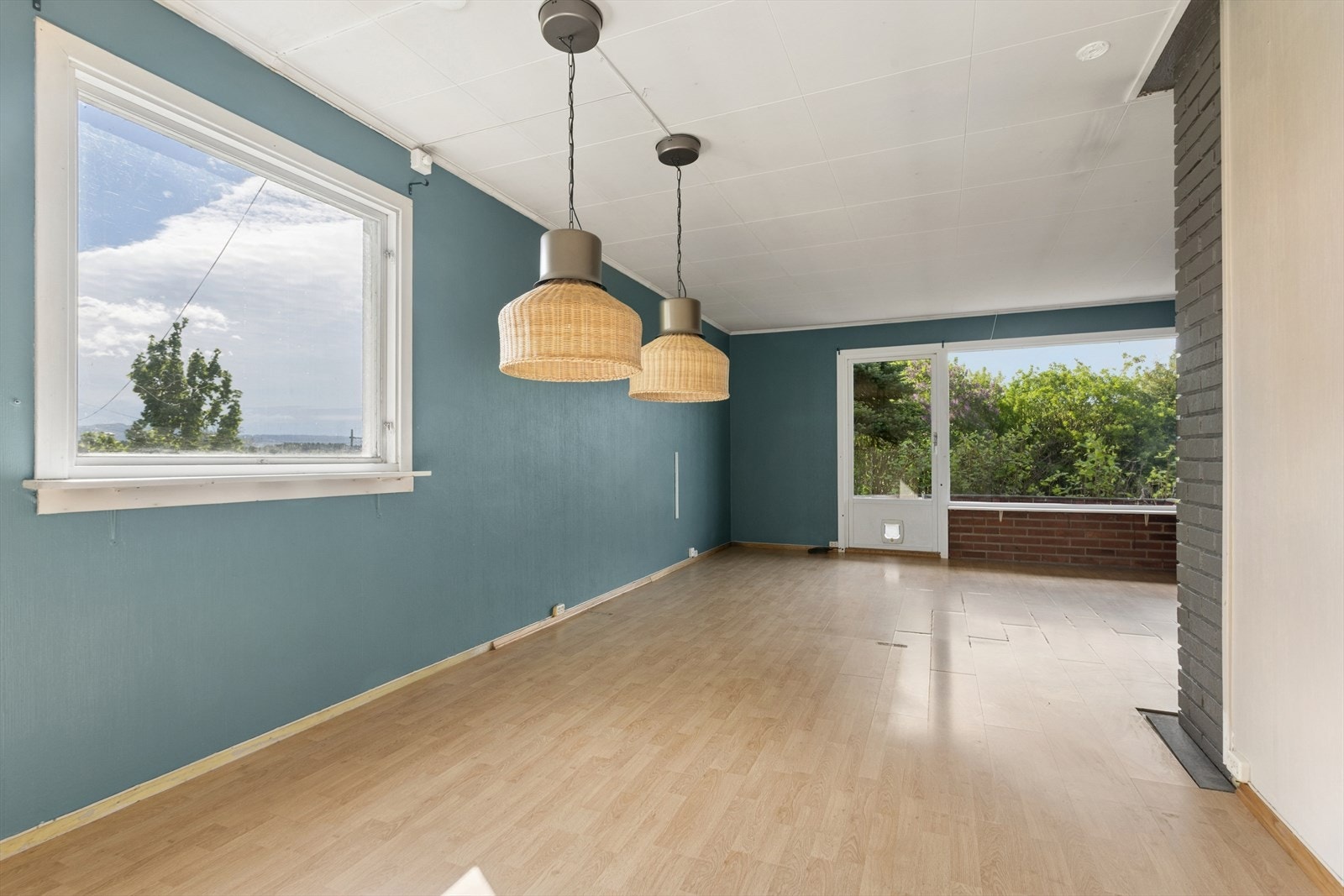 Stue med store vindusflater mot øst og sør, som slipper inn rikelig med naturlig lys og skaper en god atmosfære Galleribilde