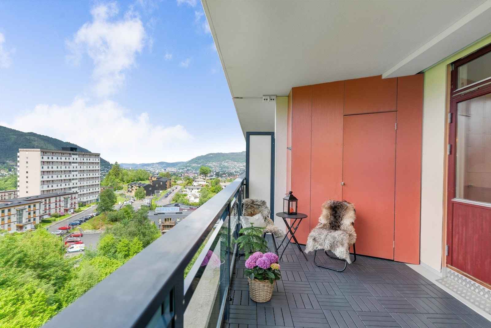 Utsikt mot Bergensdalen og grønne fellesarealer. Utsikt mot Bergen sentrum. Galleribilde