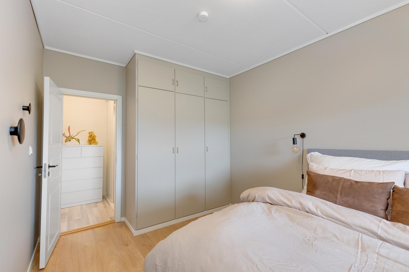 Rommet har tilknytning til et praktisk garderoberom samt innebygget garderobe i soverommet. Galleribilde