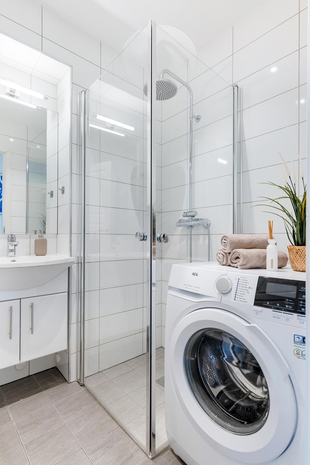 Det er gulvvarme på badet og opplegg for vaskemaskin. Galleribilde