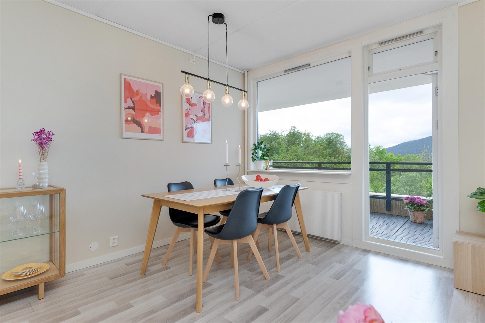 Direkte utgang til den store terrassen fra stuen. Galleribilde