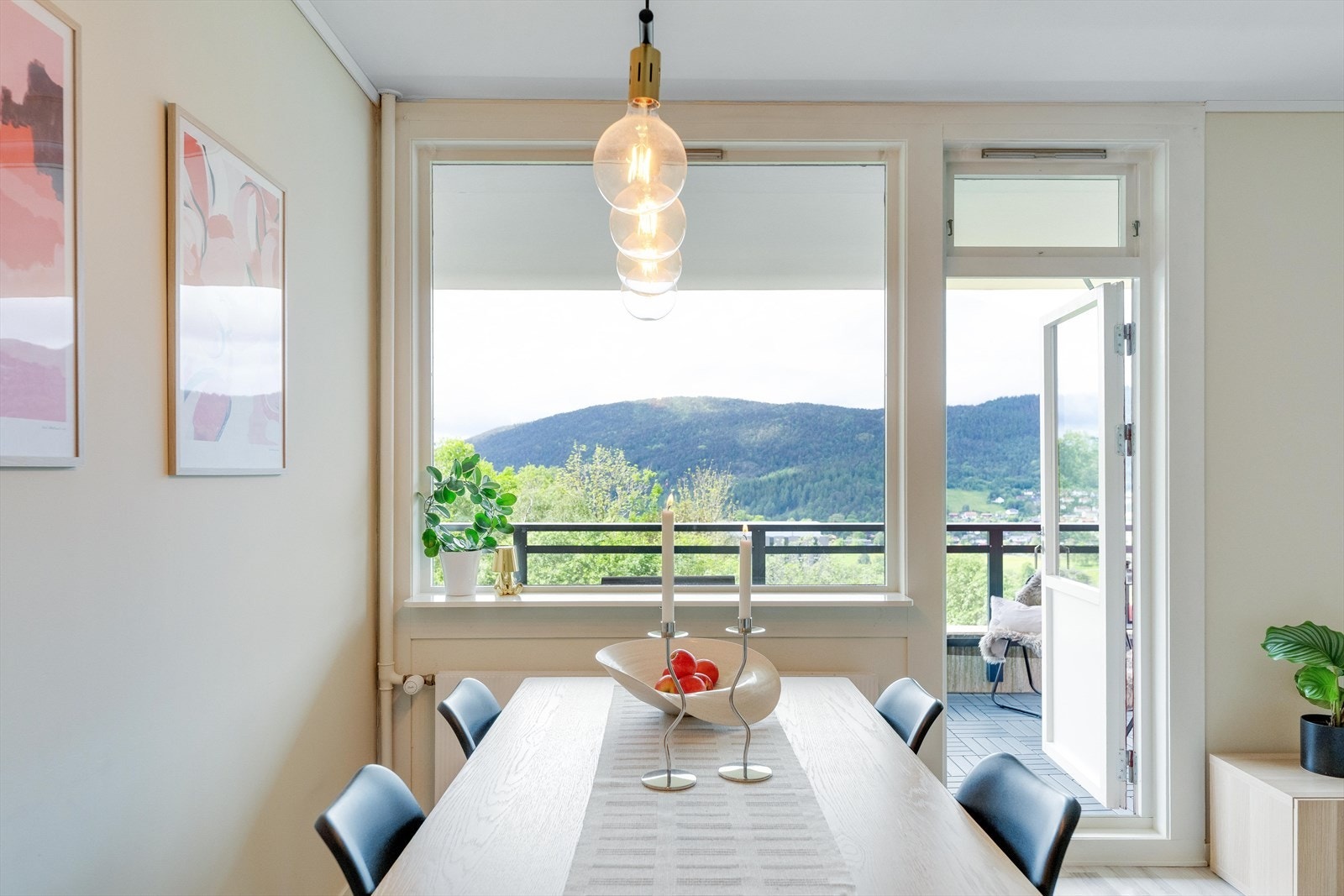 Stuen har god plass til både spisebord og sofagruppe. Galleribilde