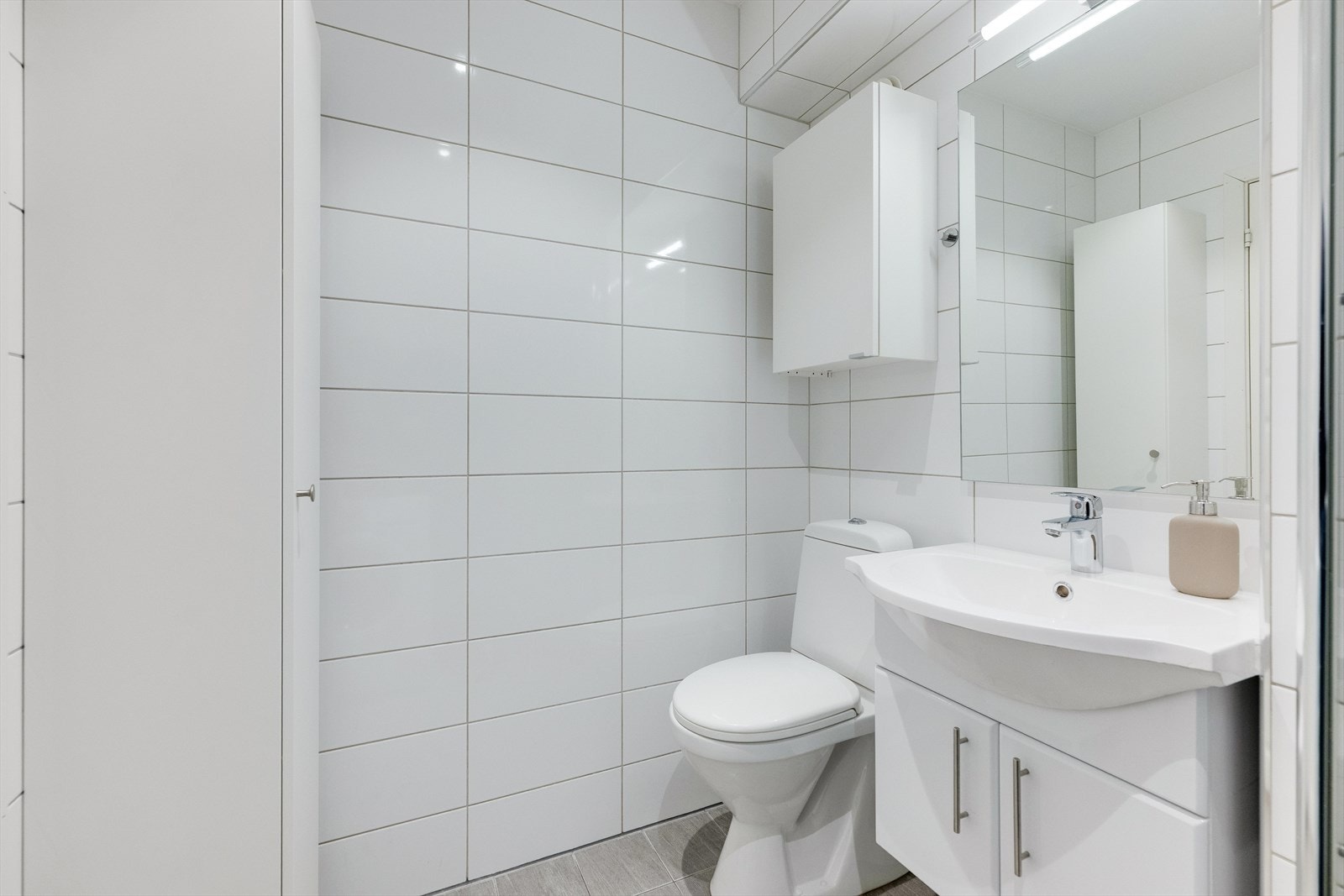 Badet ble modernisert i 2017 med flislagte vegger og gulv. Galleribilde