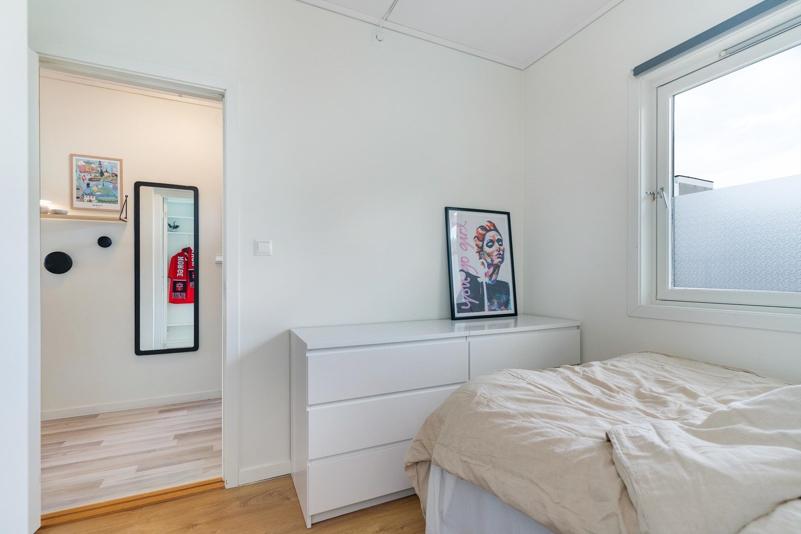 Leilighetens andre soverom passer godt som barnerom, gjesterom eller kontor. Galleribilde