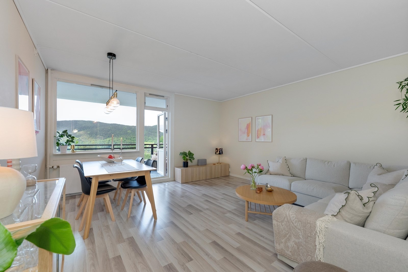 Velkommen til en lys og åpen stue. Galleribilde
