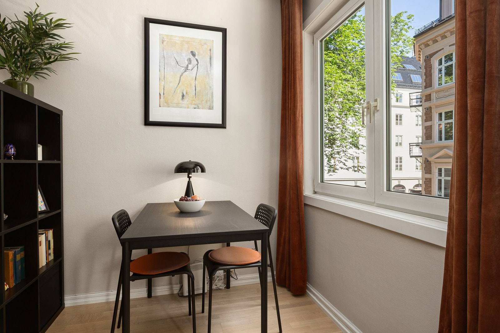 Her er det plass til sofa og et lite spisebord. Galleribilde
