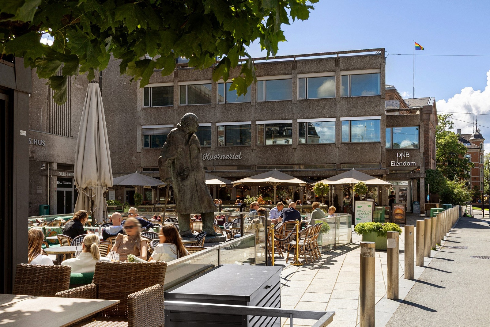 Sollistripa byr på et hav av restauranter og servicetilbud Galleribilde