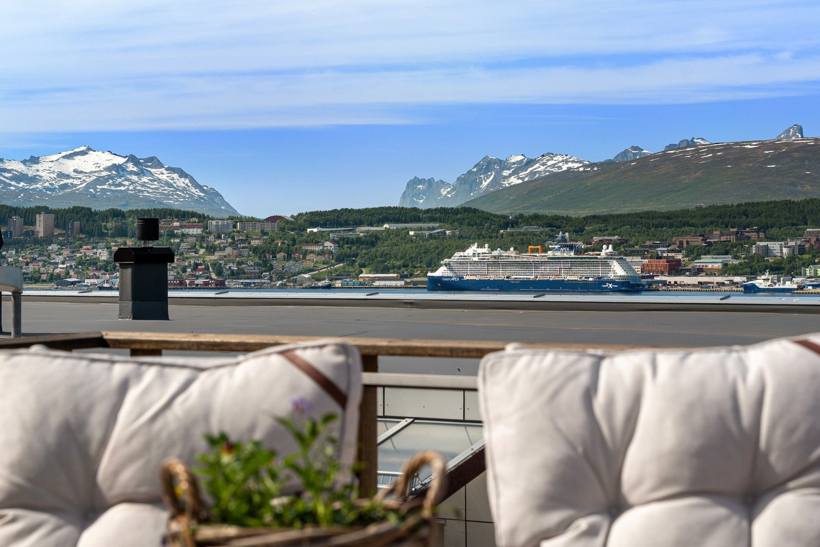 God utsikt over omgivelsene og fjellene. Galleribilde