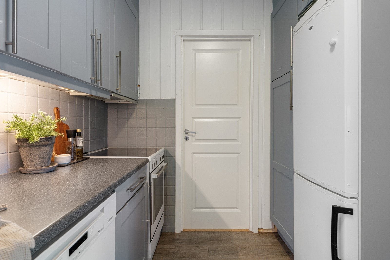I tilknytning kjøkkenet finner du en romslig og praktisk bod. Galleribilde