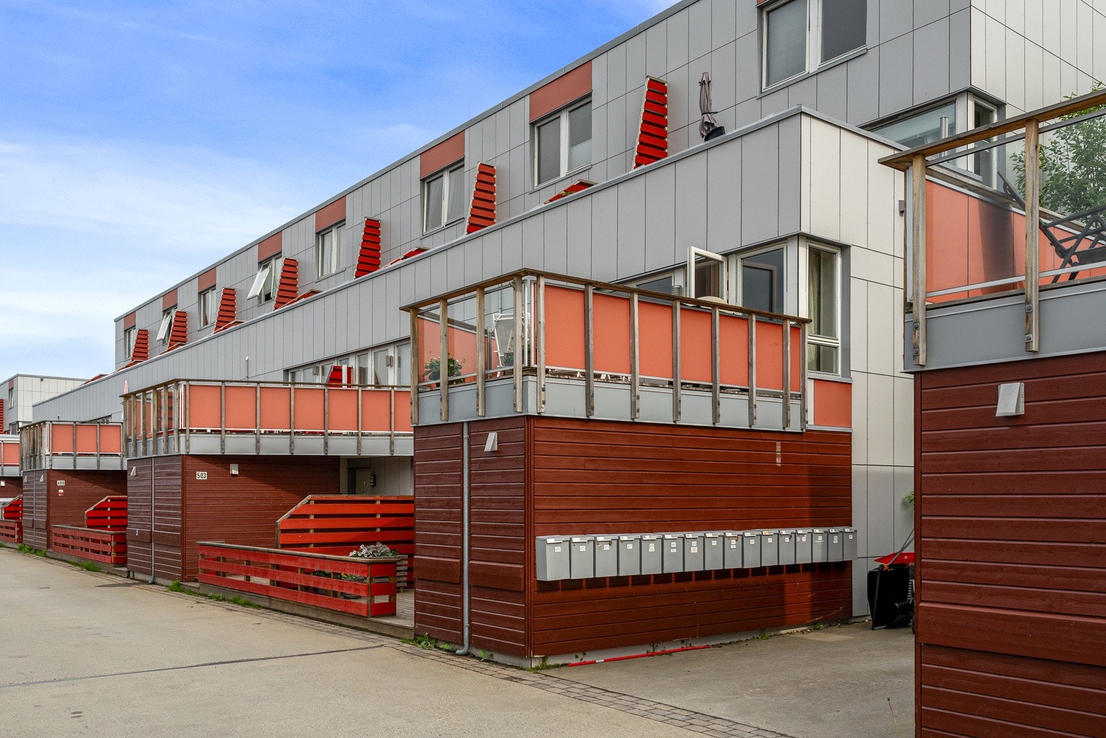 Leiligheten strekker seg over to plan og har parkering i garasje med el-billader. Galleribilde