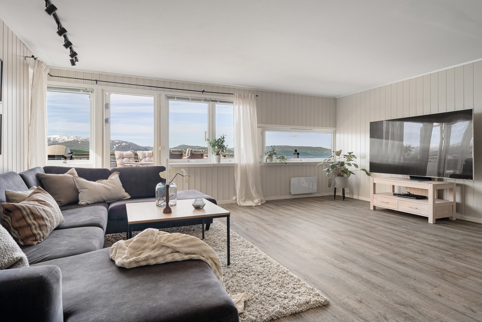 Stuen er malt i moderne farger og har god plass for å møblere i de ulike sonene. Galleribilde