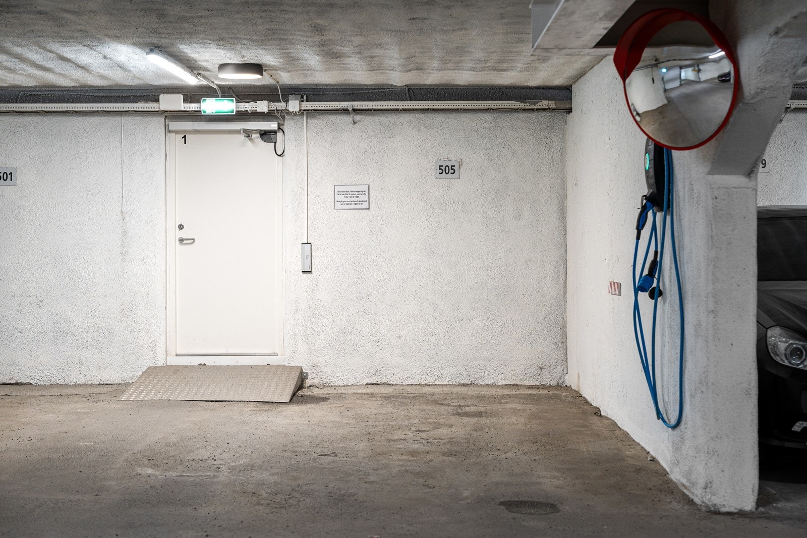 Parkering i garasje. Galleribilde