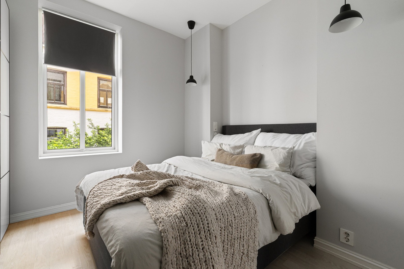 Leiligheten har to gode soverom som vender mot rolig og svært pent opparbeidet bakgård. Galleribilde
