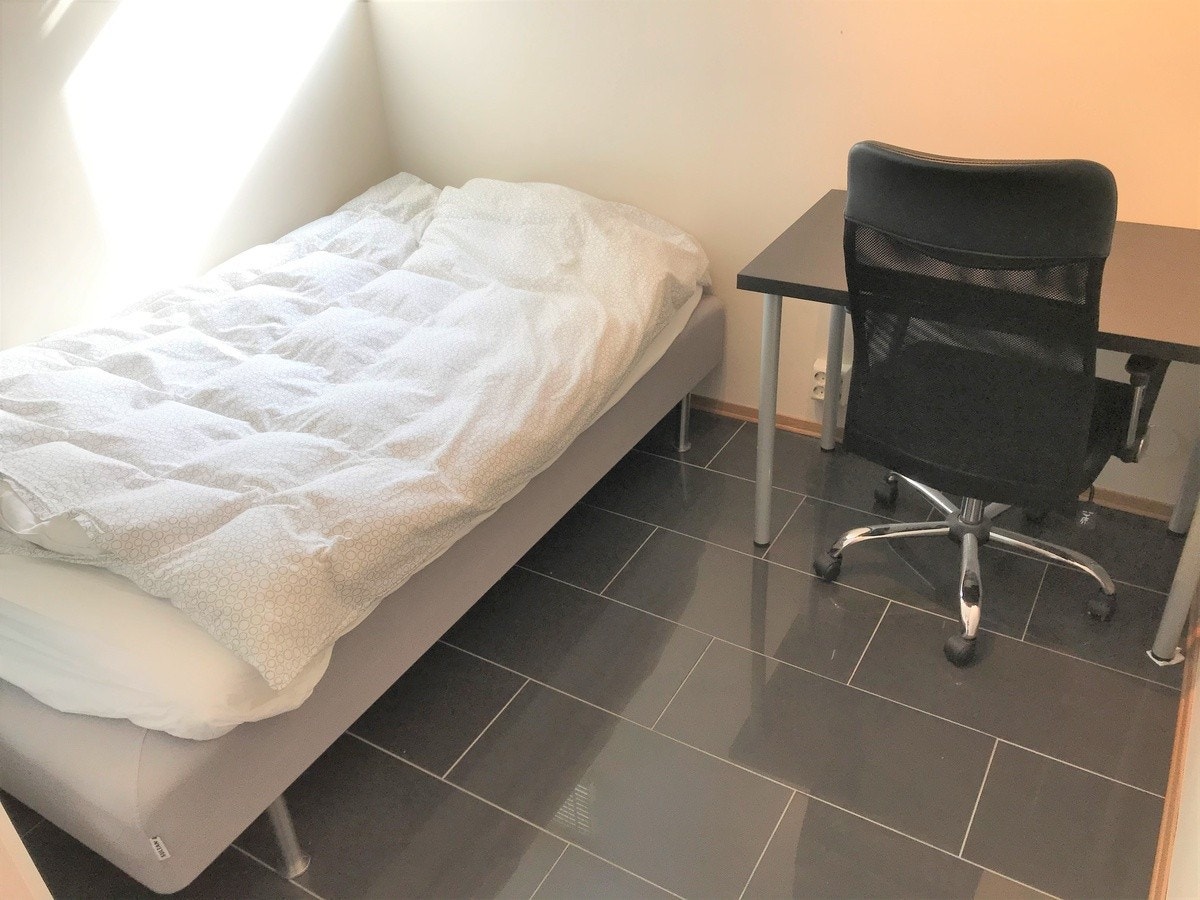 Seng, skap, pult & kontorstol følger med på alle Galleribilde