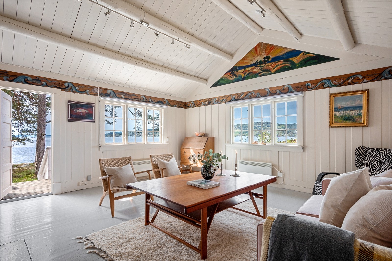 Fra stuen er det utgang til sydvestvendt veranda og videre trapp ned til grønn tomt. Galleribilde
