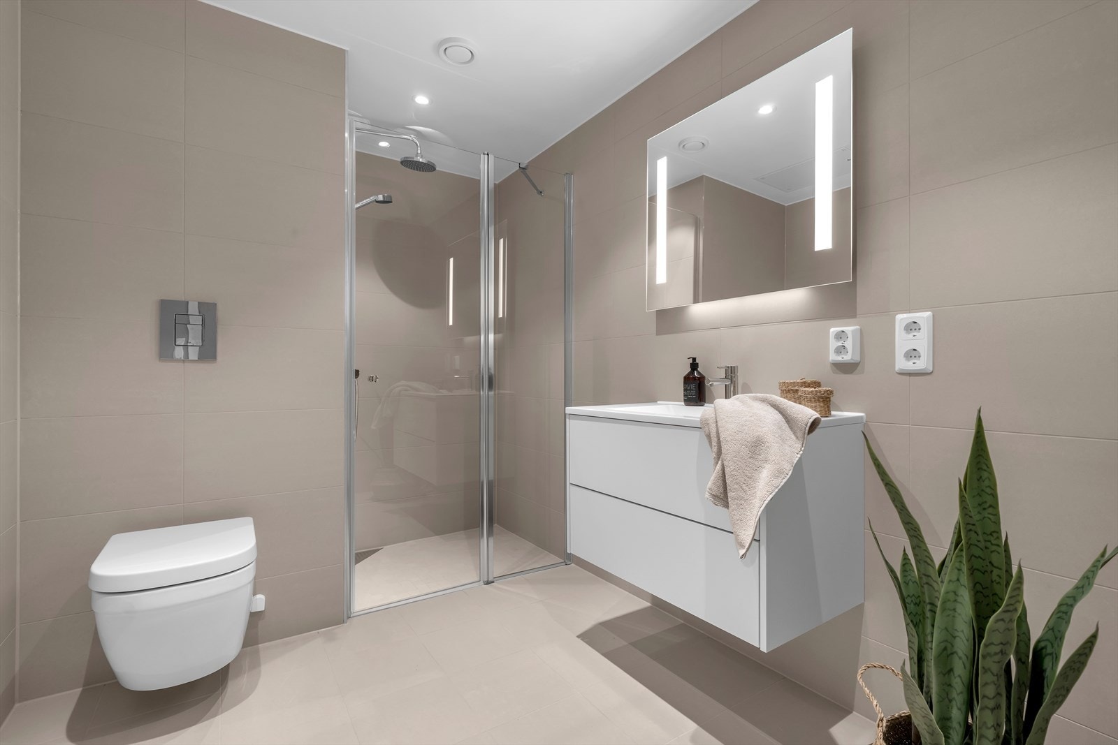 Badet er blitt oppgradert og er av fin størrelse. Ferdig opplegg for både vaskemaskin og tørketrommel. Romslig dusj og eksklusive fine fliser på gulv og vegger. Vannbåren varme i gulv Galleribilde