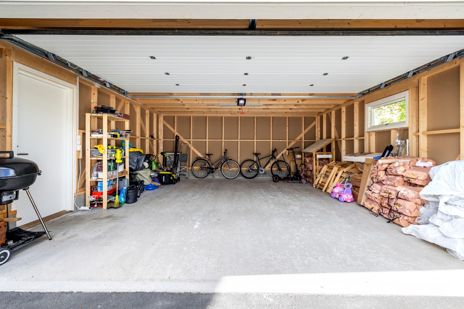 Det er parkering i dobbelgarasje og på gårdsplass med plass til flere biler. Garasjen har godt med lagringsplass, samtidig som det er lagring i to innvendig boder. Galleribilde