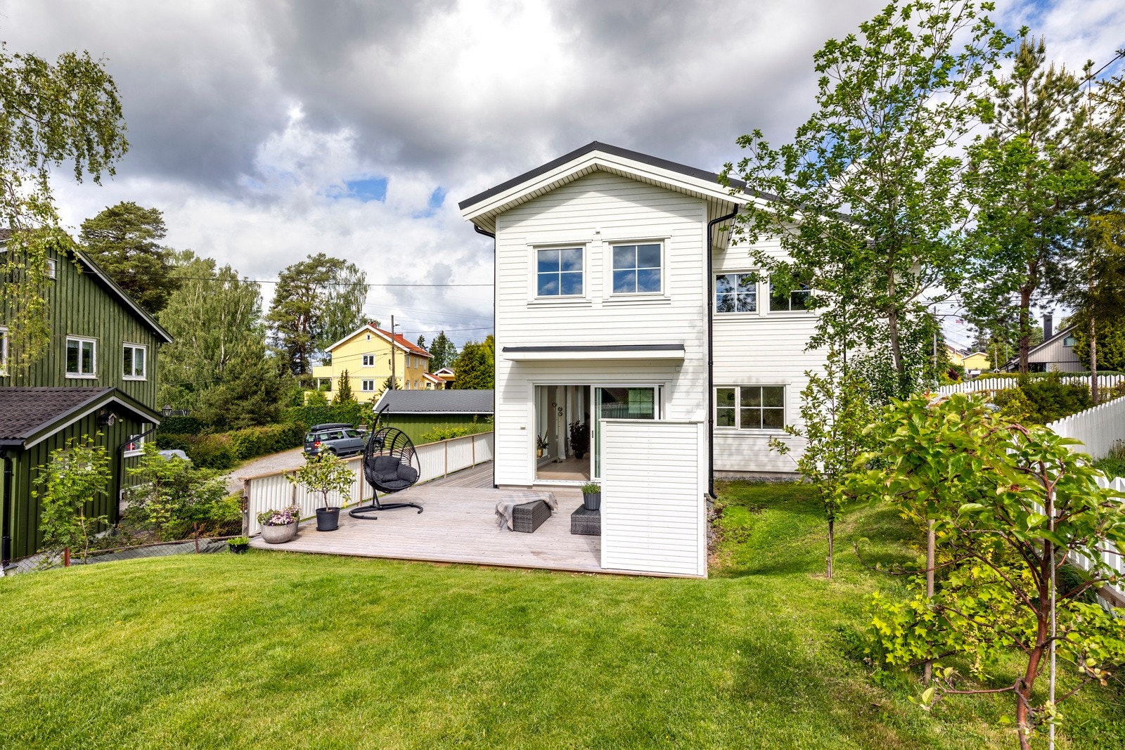 Det er god plass til spisebord, loungemøbler og grill, perfekt for lange sommerdager og hyggelige kvelder. Galleribilde