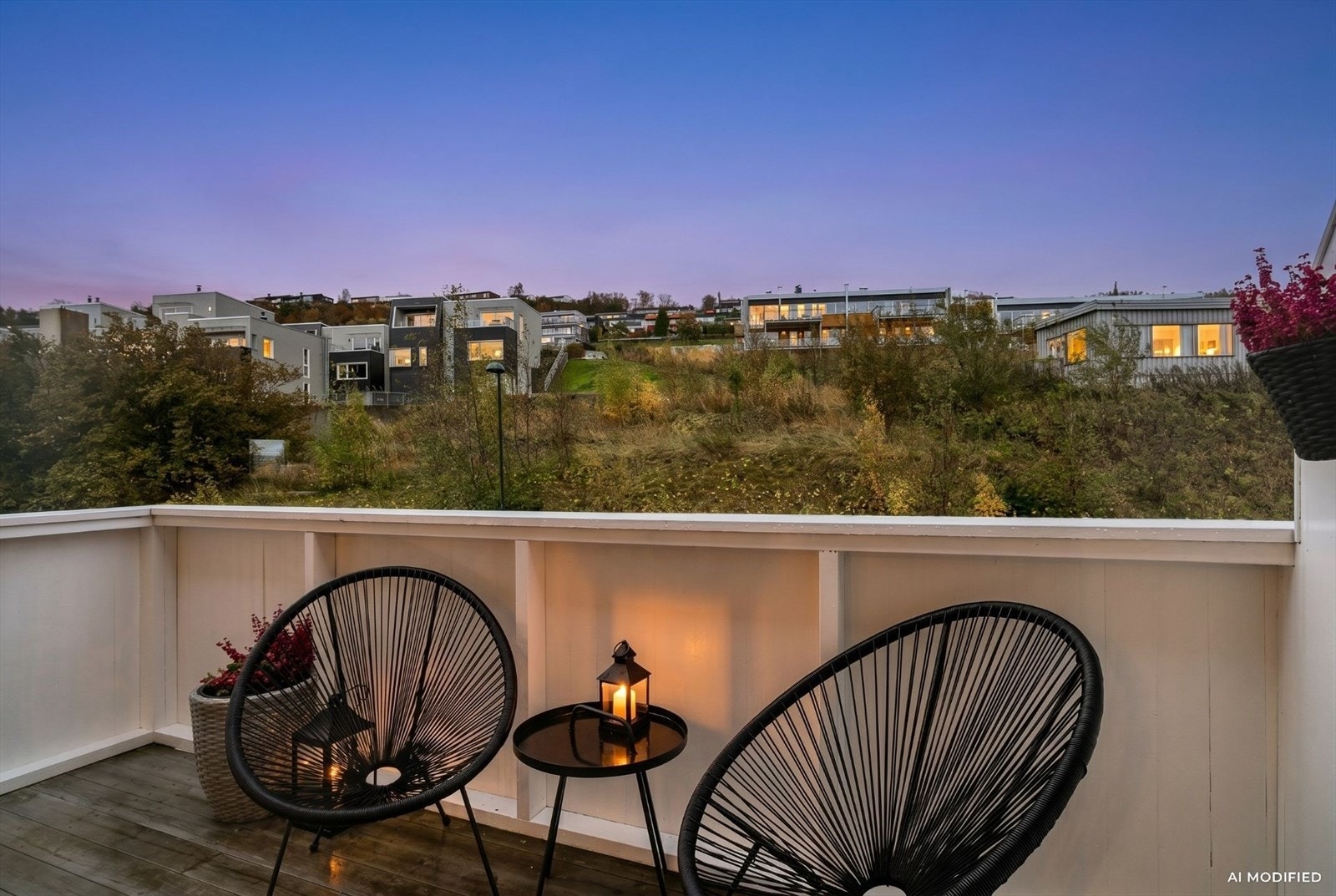 Fra stuen har man utgang til en solrik balkong på ca. 5 m². Her kan du nyte solen fra morgen til kveld. Bildet er redigert ved hjelp av KI, med forbehold om feil. Foto: Vidar Alvik Galleribilde