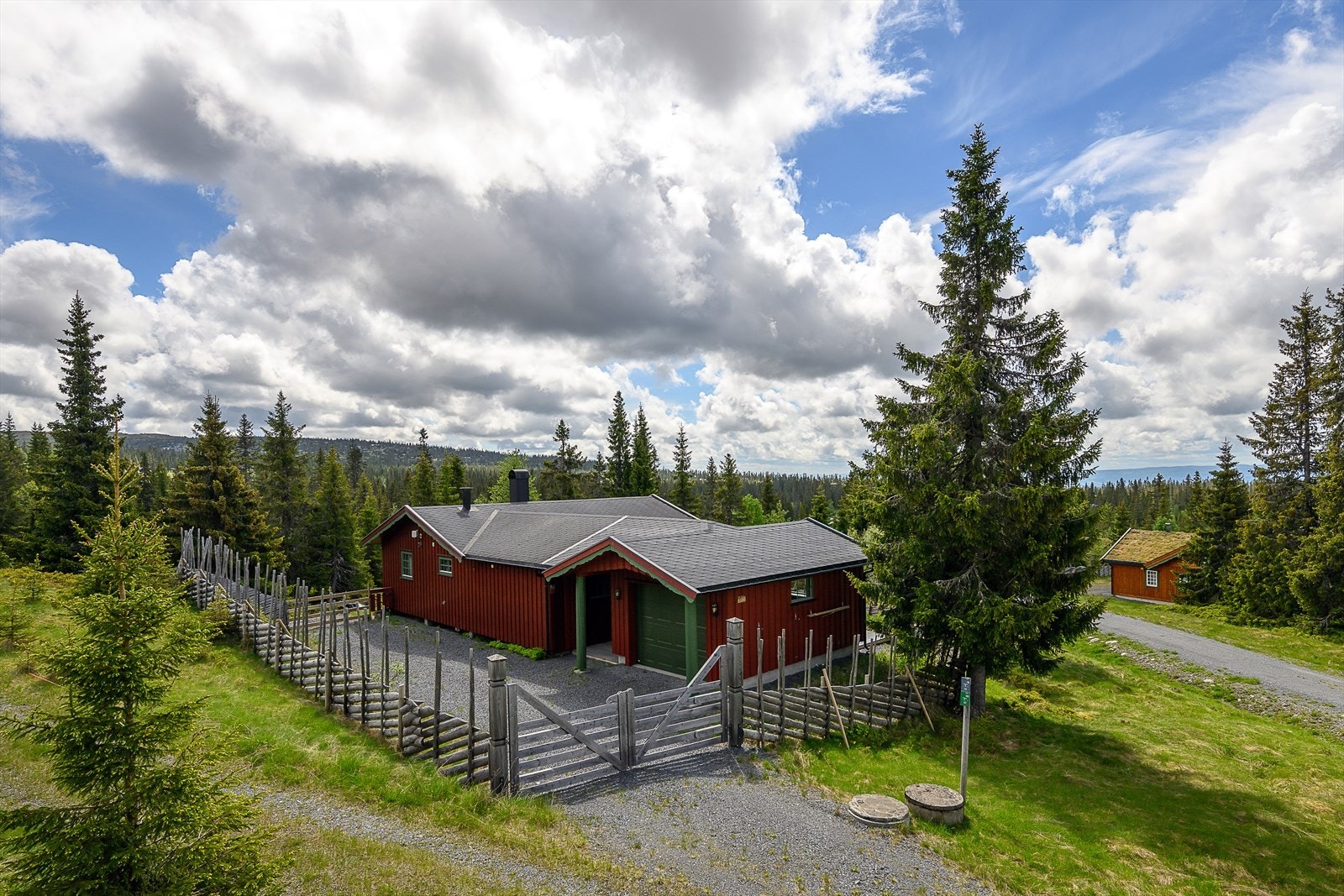 Trivelig og tiltalende fritidseiendom som består av hytte og garasje. Populær beliggenhet på Vassbakken på Sjusjøen. Galleribilde
