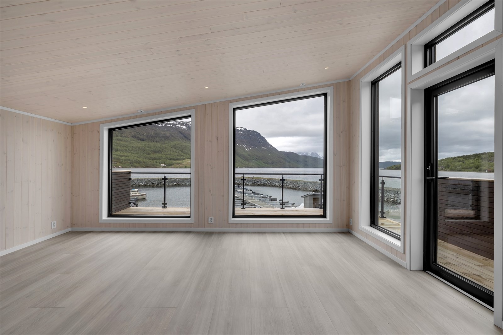 Stor vinduer i stua gir mye naturlig lys og en fantastisk utsikt! Galleribilde