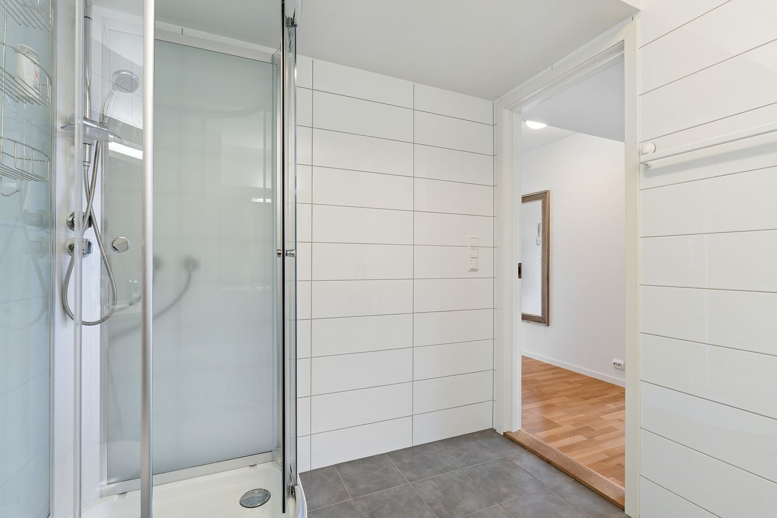 Badet er av god størrelse og er praktisk innredet. Galleribilde