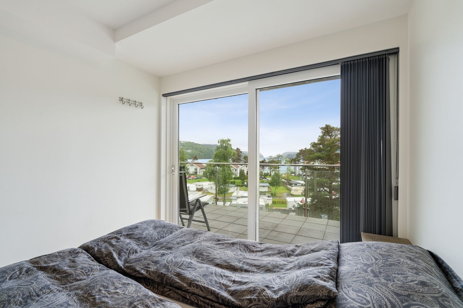 Soverom 1 med skyvedørsgarderobe og skyvedør til balkong
. Her kan du nyte utsikten om morgenen gjennom store vindusflater. Galleribilde