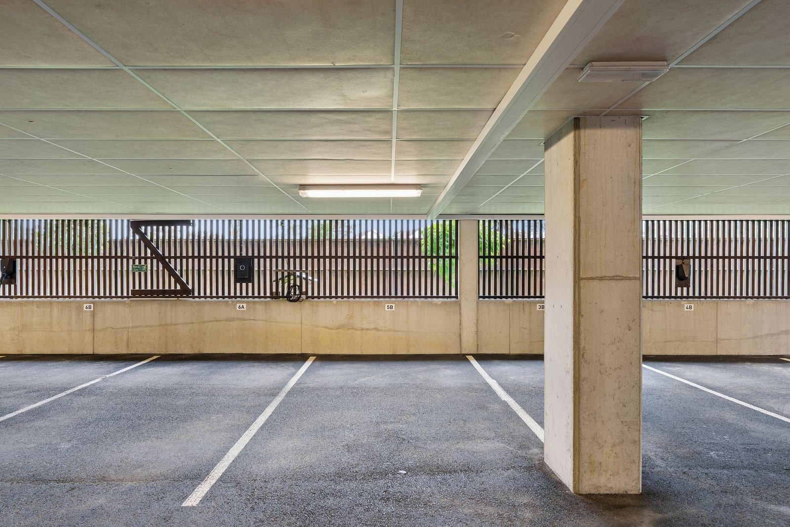Det medfølger 1 p-plass i garasje med elbillader. Det er ytterligere parkering og gjesteplasser utenfor blokka. Galleribilde