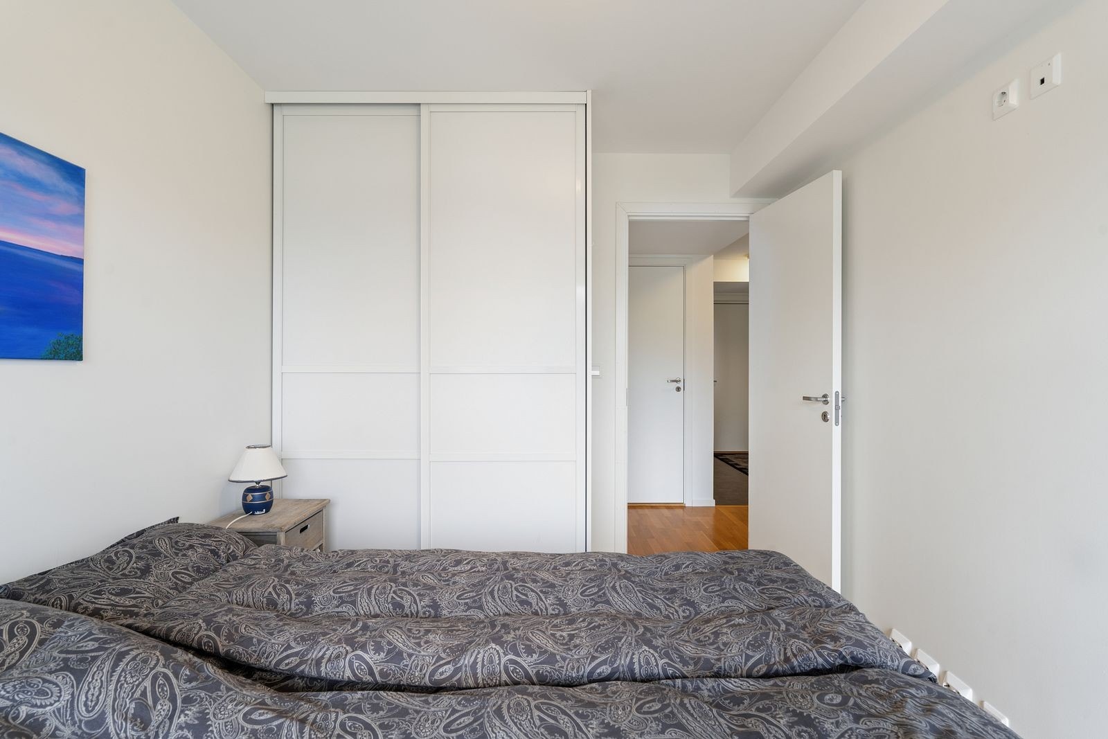 Soverom 1 med skyvedørsgarderobe og skyvedør til balkong. Galleribilde