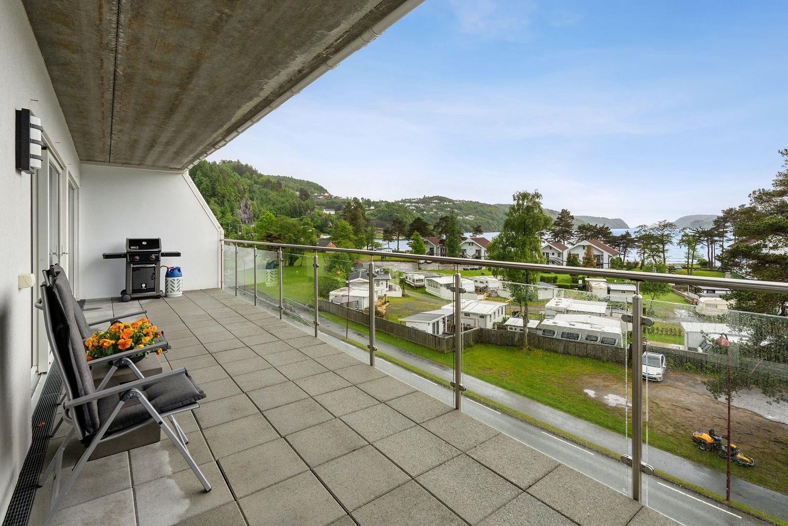 Fra stue er det en skyvedør som tar deg med ut til en solrik, vestvendt balkong. Galleribilde