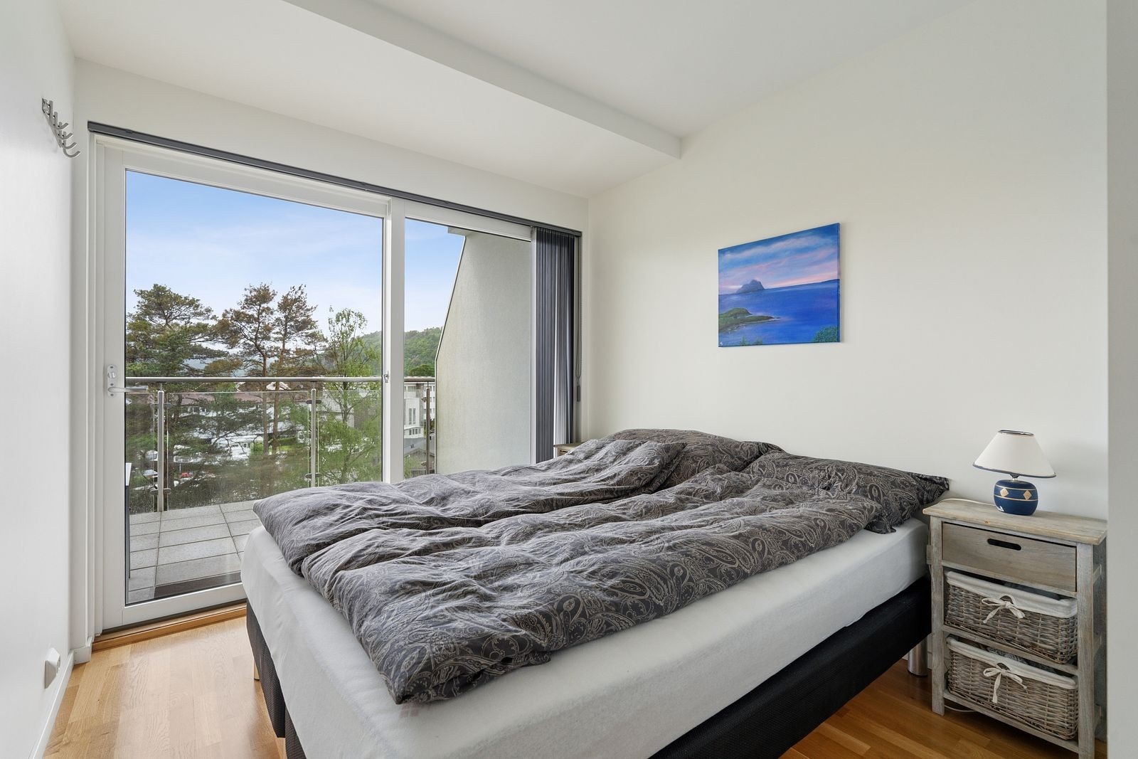 Soverom 1 med skyvedørsgarderobe og utsikt. Galleribilde