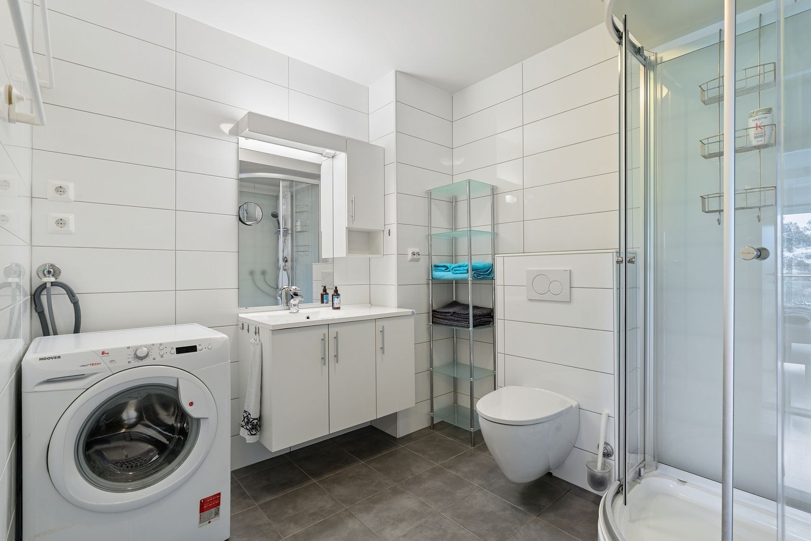 Pent bad med opplegg var vaskemaskin, og det er montert dusjkabinett for lengre levetid på badet. Galleribilde