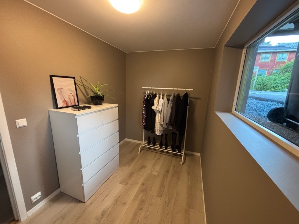Soverom 3 idag innredet som walk-in garderobe. Galleribilde