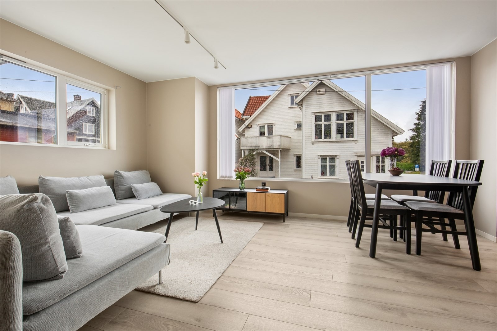 Stuen har store vindusflater som slipper inn rikelig med daglys. Galleribilde