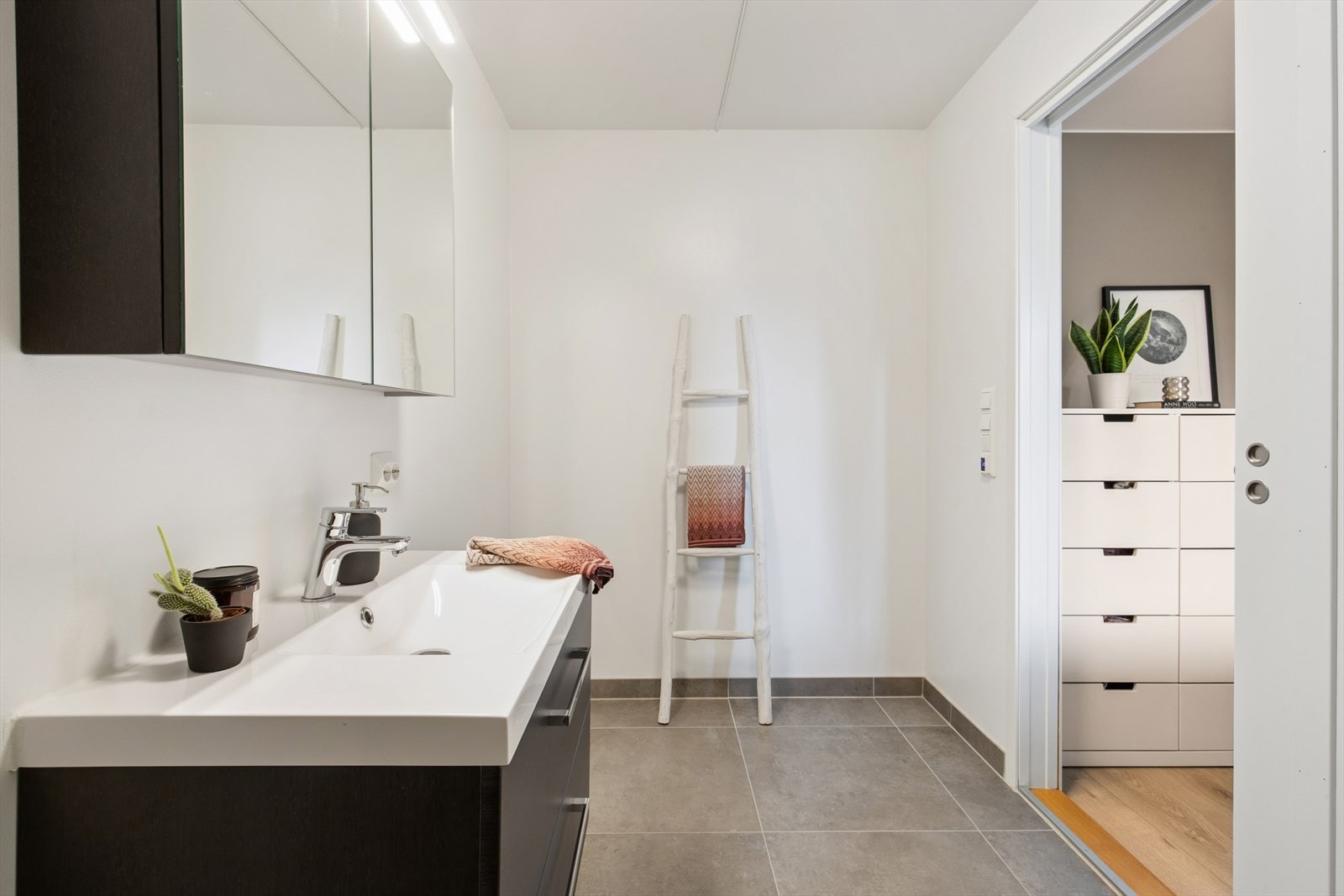 Badet har fliser i dusjen og malte plater. Galleribilde