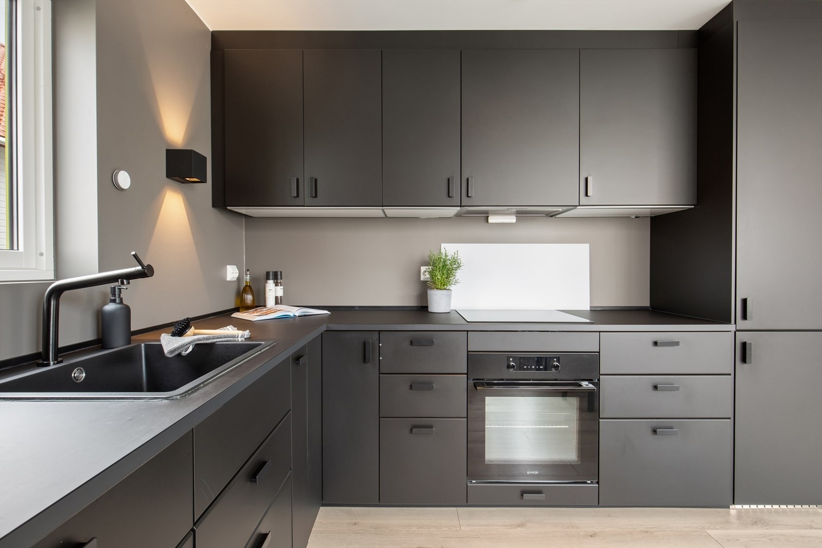 Moderne kjøkken med innredning med slette fronter og benkeplate i laminat. Galleribilde