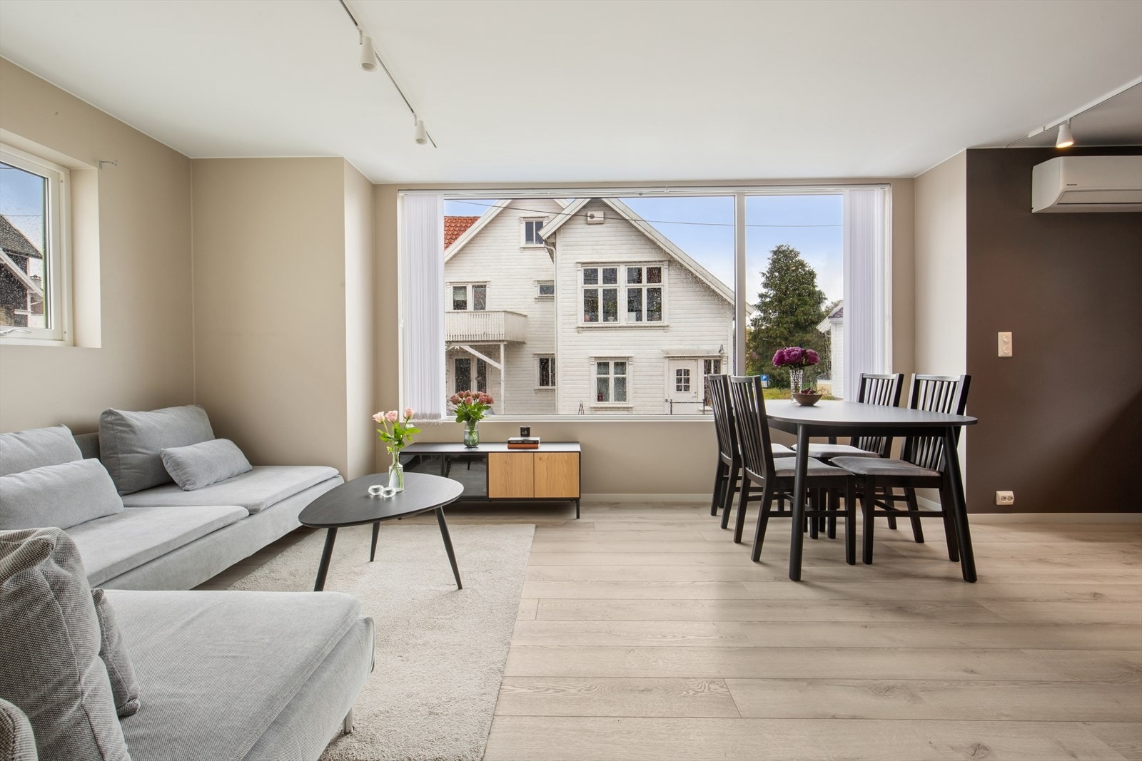 Boligen har en lys og innbydende stue. Galleribilde