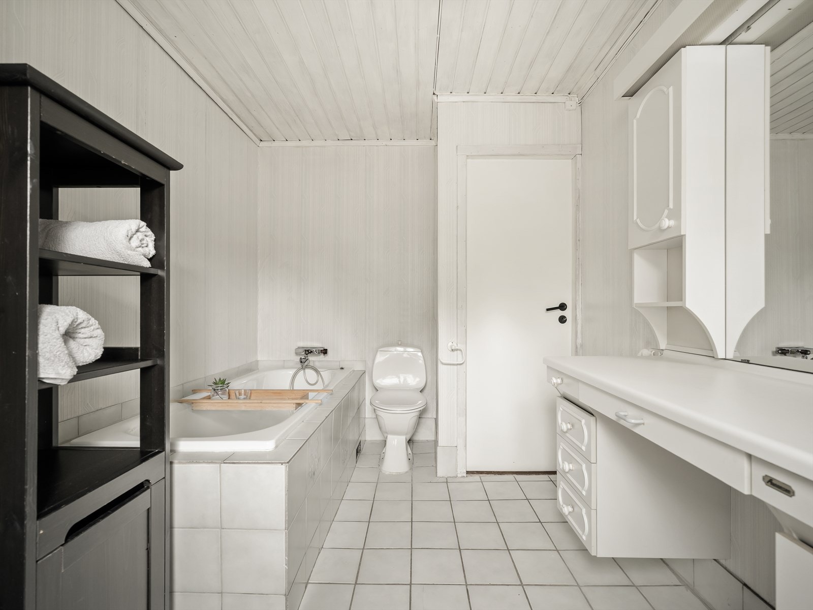 Badet i første etasje er utstyrt med et innmurt badekar. Badet bør totalrenoveres iflg. takstmann. Galleribilde