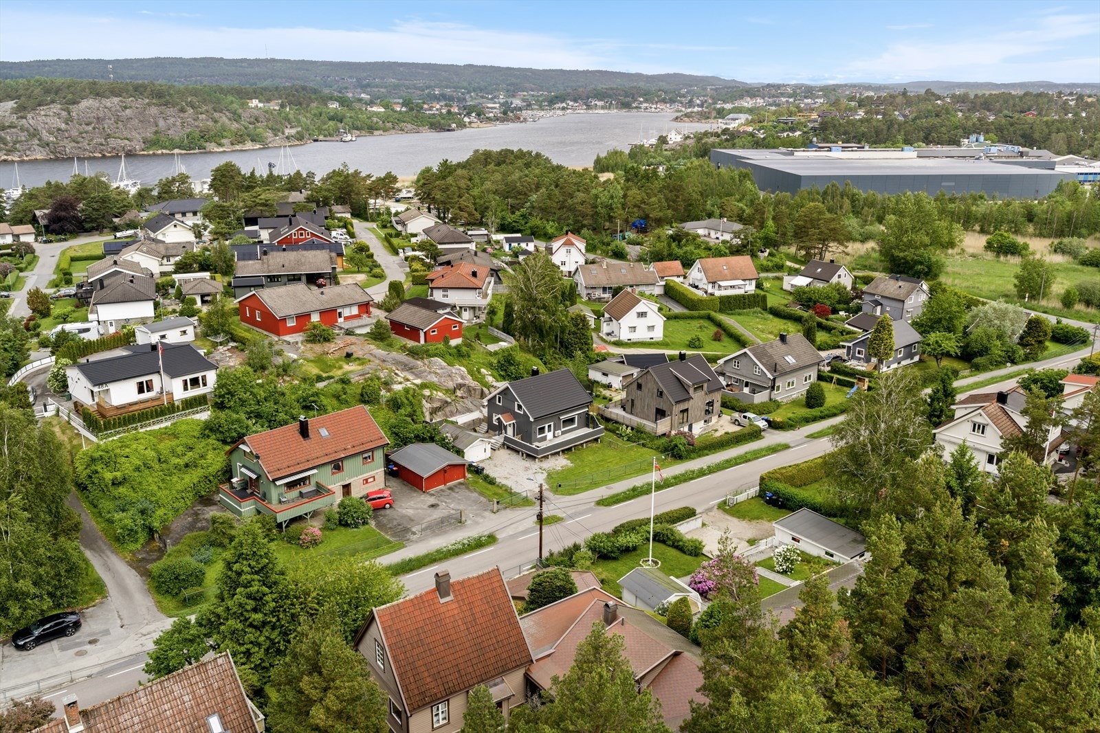 Fra eiendommen er det gangavstand til både barne- og ungdomsskole. Galleribilde