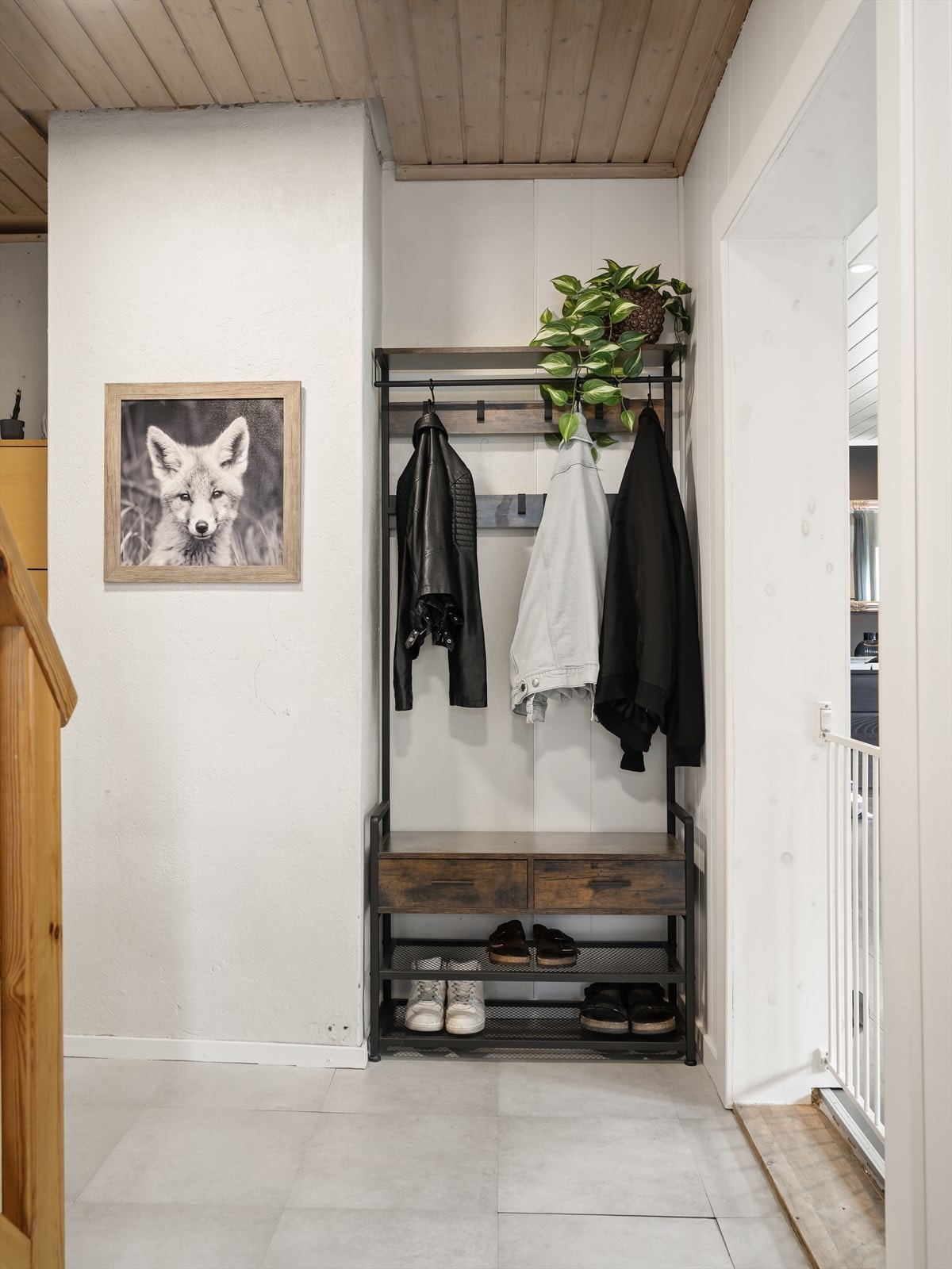 Hall med plass til å henge og sette fra seg yttertøy. Galleribilde