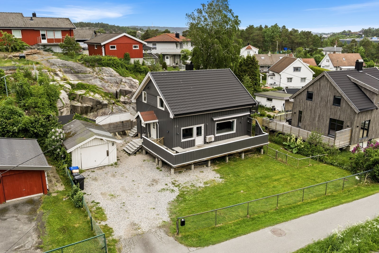 Boligen ligger i et etablert og barnevennlig boligområde på Kråkerøy. Galleribilde