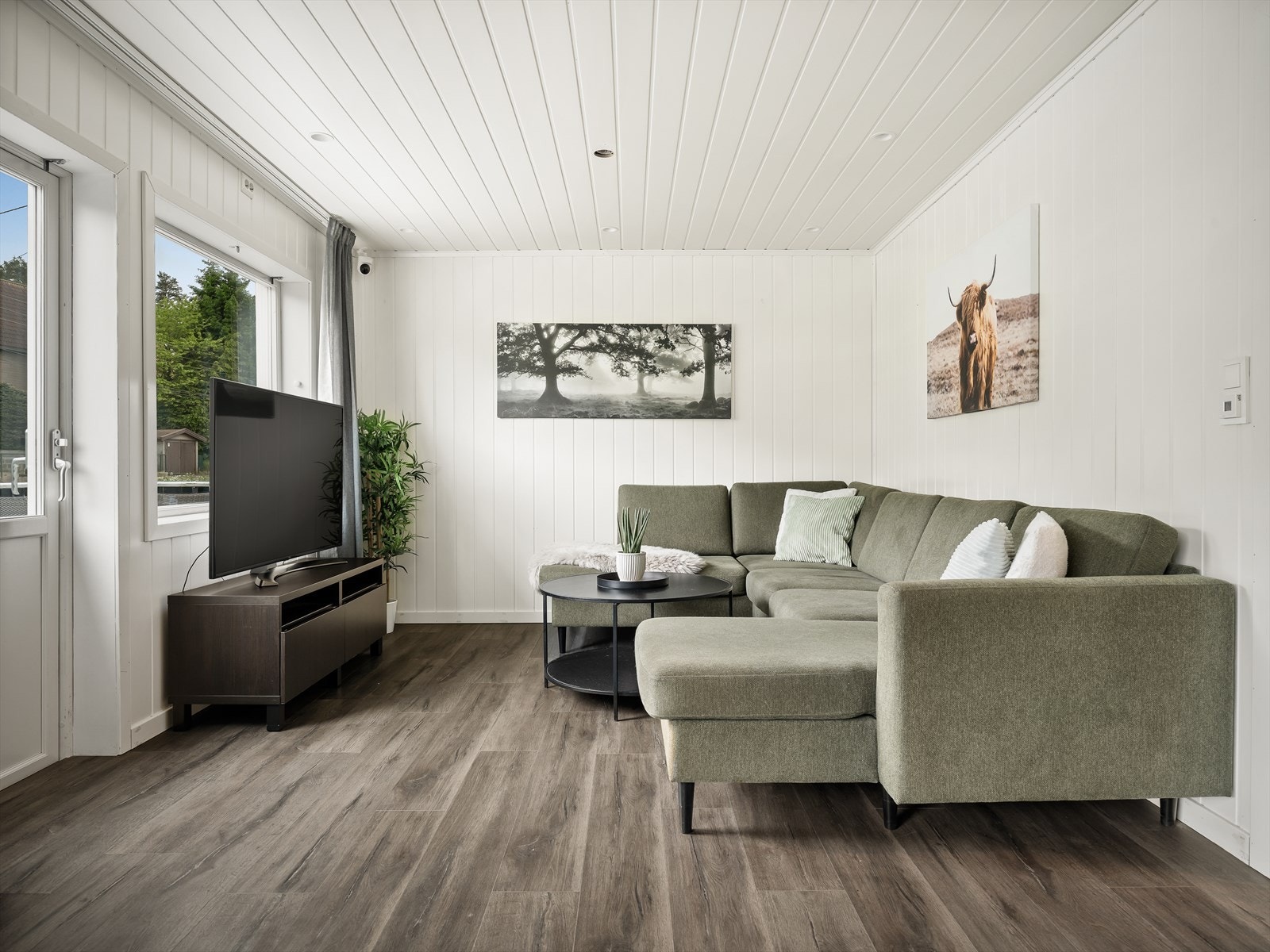 Stuen har god plass til en romslig sofagruppe. Galleribilde