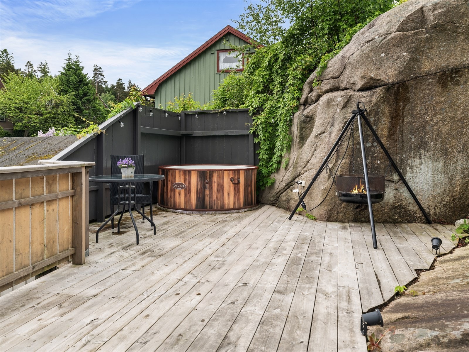 En usjenert del av terrassen med plass til boblebad og sittegruppe. Galleribilde